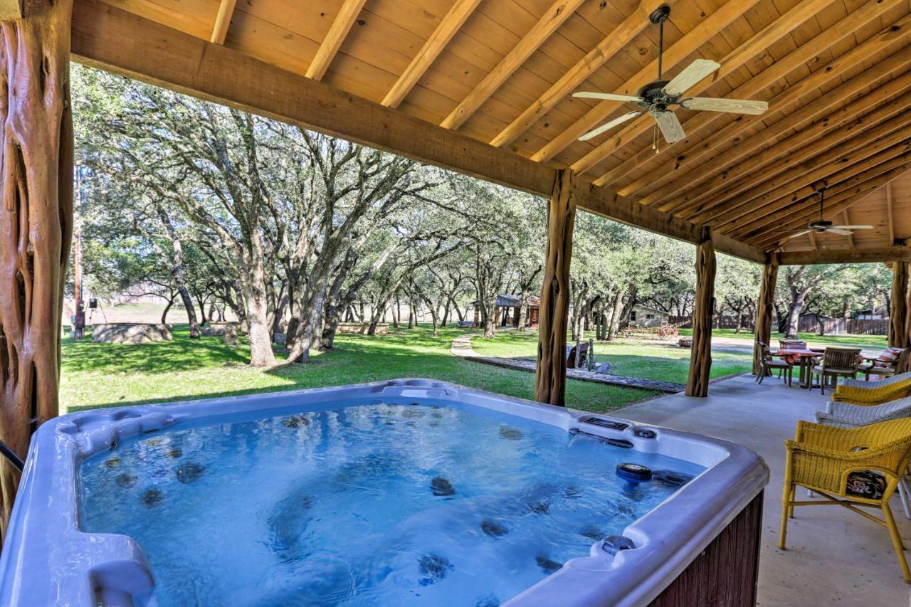 Riverfront Blanco Home With Shaded Porch And Hot Tub Extérieur photo