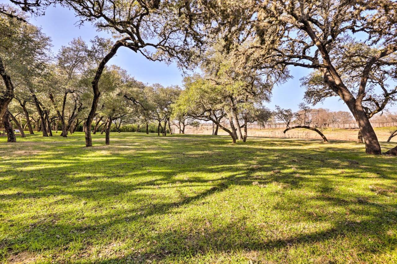 Riverfront Blanco Home With Shaded Porch And Hot Tub Extérieur photo